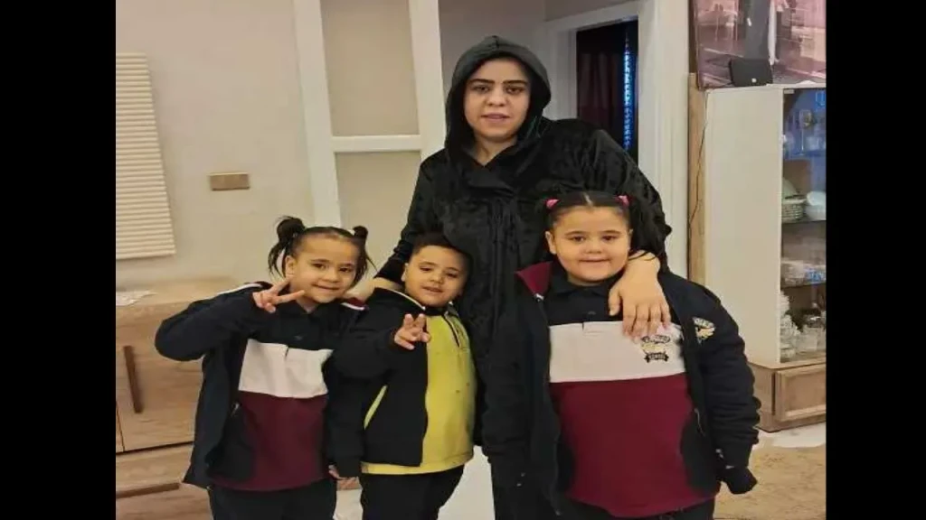 أم مكة تصطحب أبنائها : «النهارده أول يوم للمدرسة بالنسبالي»