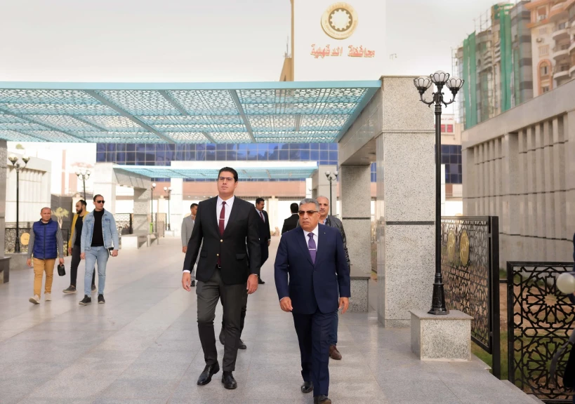 بالصور .. محافظ الدقهلية يتفقد تطوير النصب التذكاري للشهداء بالمنصورة