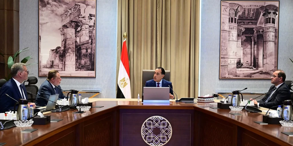 رئيس الوزراء يتابع توافر الاحتياطي الإستراتيجي من المنتجات البترولية وموقف سداد مستحقات الشركاء الأجانب بقطاع البترول