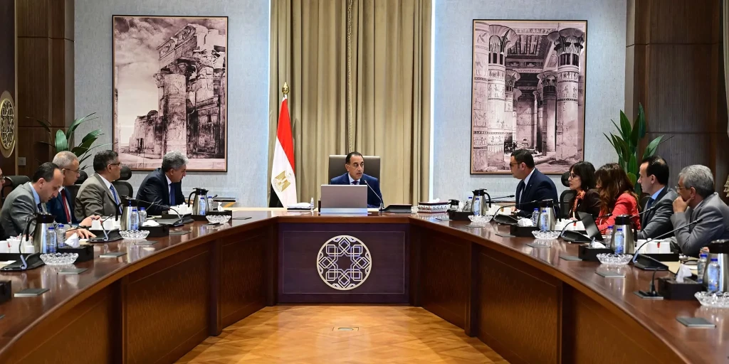 رئيس الوزراء يتابع الموقف التنفيذي لتطوير المناطق المحيطة بمنطقة هضبة الأهرامات
