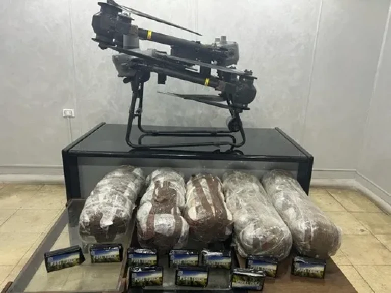 عاجل .. الداخلية تحبط  محاولة تهريب 35 كيلو جرام من المواد المخدرة بإستخدام طائرة ”درون”