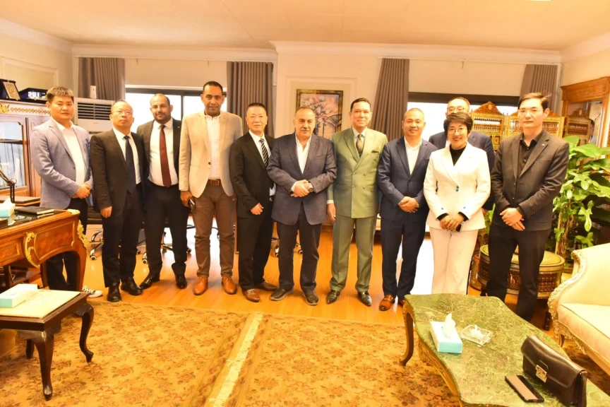 محافظ أسيوط يبحث مع وفد صيني تعزيز الاستثمارات ويستعرض الفرص الصناعية والزراعية الواعدة بالمحافظة