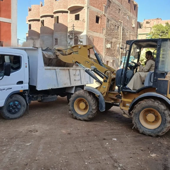 محافظ أسيوط يوجه بتكثيف حملات النظافة ورفع 112 طنًا من المخلفات بقرى مركز صدفا