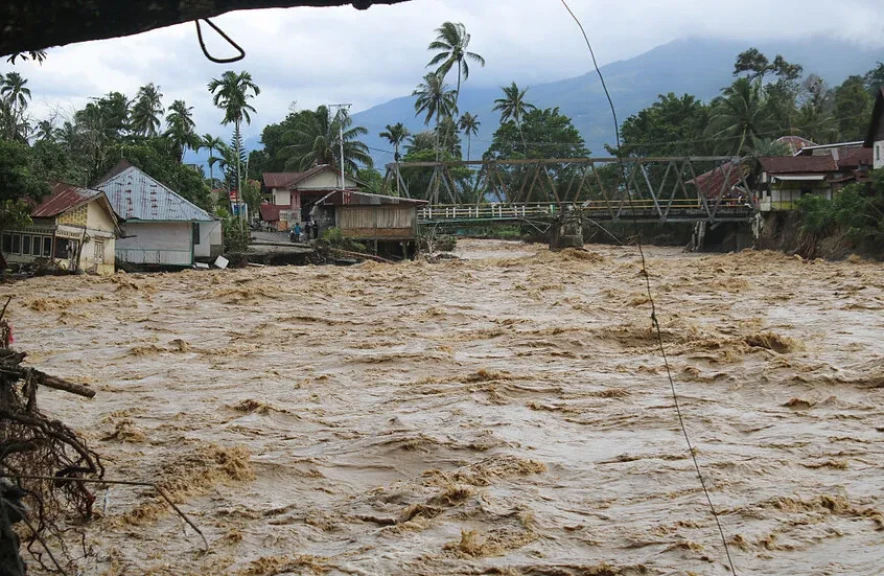 مصرع 600شخص.. ارتفاع حصيلة ضحايا الفيضانات في إندونيسيا