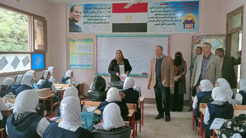 مدير تعليم أسيوط يتابع  10 مدارس بالبدارى ويكرم مديرى مدرستين وبعض الطلاب المتميزين لتطبيق أنشطة التوكاتسو