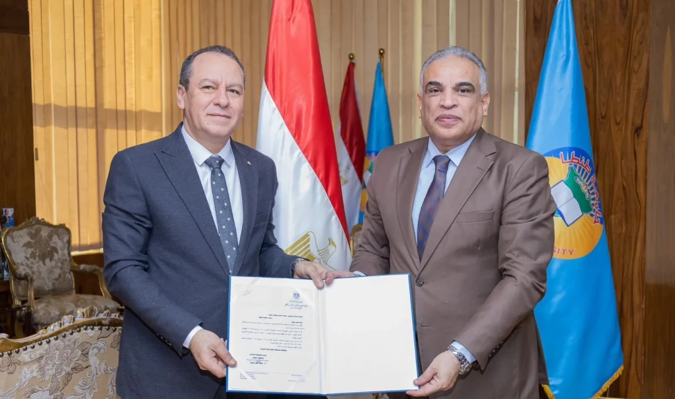 لتهنئته بصدور القرار الجمهوري واطلاعه على  محاور الخطة الاستراتيجية للجامعة:الدكتور محمد حسين يستقبل نائبه لشئون التعليم والطلاب