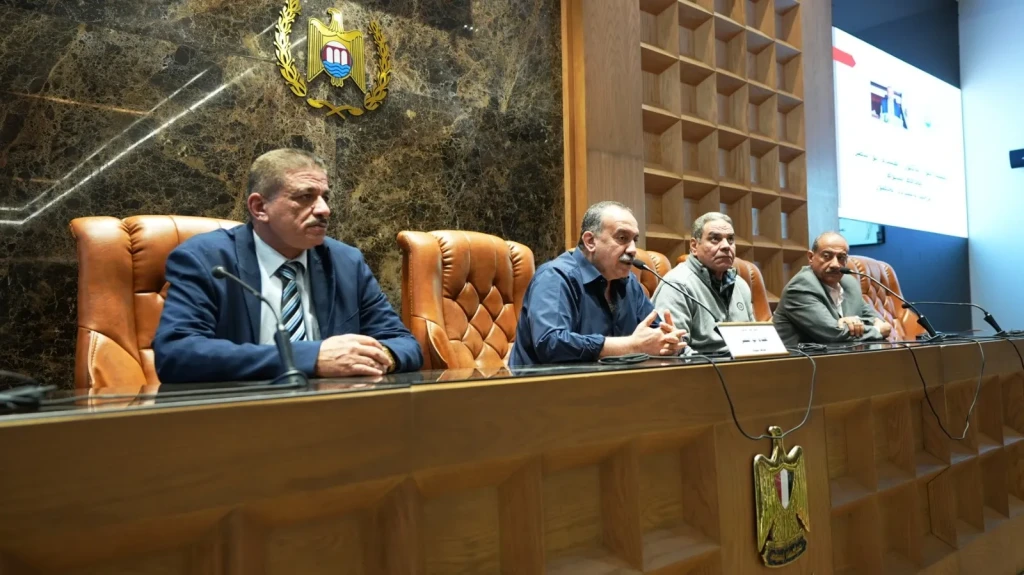 خلال اجتماع موسع مع رؤساء المراكز والقرى محافظ أسيوط يتابع استعدادات إعادة الانتخابات ويوجه بالإسراع في ملف تقنين أملاك الدولة والتوسع في منافذ اللحوم المخفضة