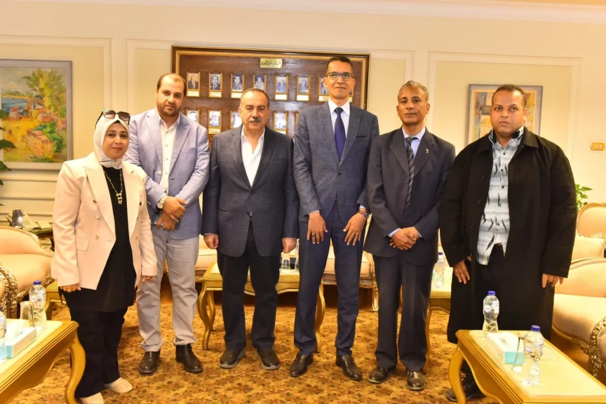 خلال لقائه بقيادات قطاع الإعلام الداخلي بالهيئة العامة للاستعلامات محافظ أسيوط يشدد على تكثيف حملات التوعية بالقضايا المجتمعية في المراكز والقرى