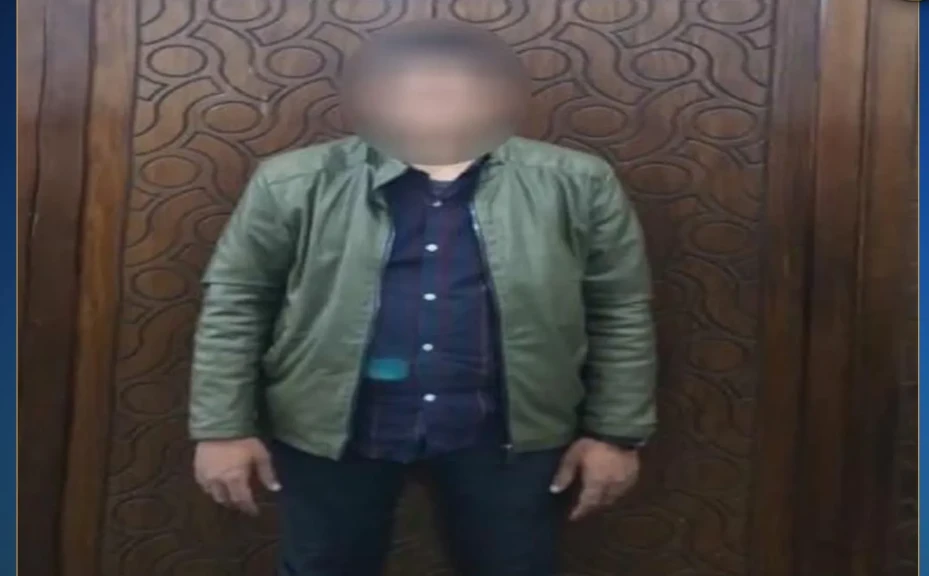 بالصورة .. مباحث الآداب تضبط شخص بالإسكندرية يروج لنفسه لممارسة الرذيلة