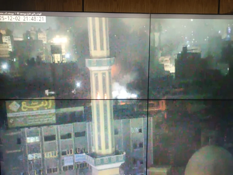 عاجل بالصور .. محافظ الدقهلية يتابع جهود السيطرة على حريق في سوق الخواجات بالمنصورة