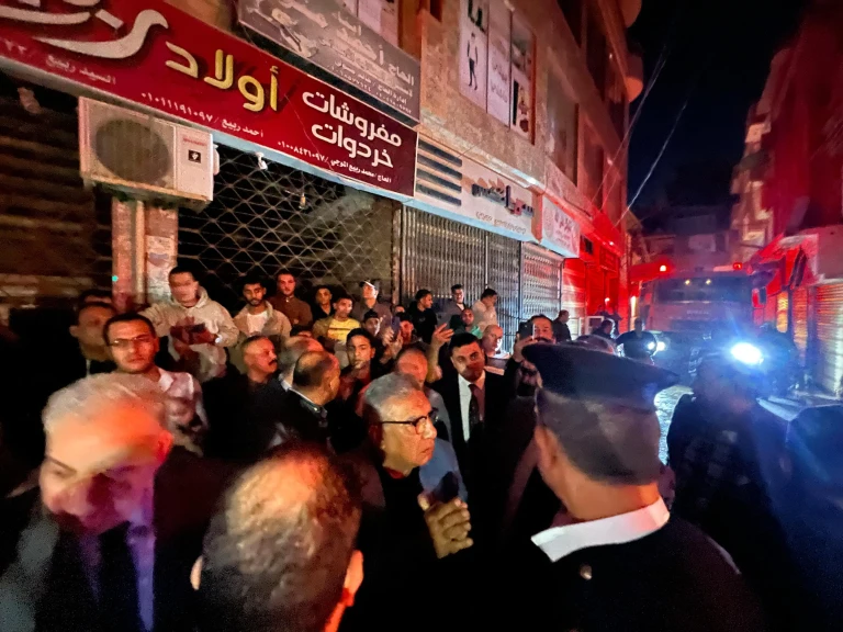 محافظ الدقهلية يتابع جهود السيطرة على حريق في سوق الخواجات بالمنصورة