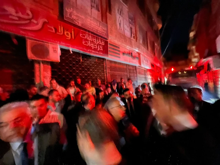 محافظ الدقهلية والقيادات الأمنية يتابعون عمليات السيطرة على حريق سوق الخواجات بالمنصورة