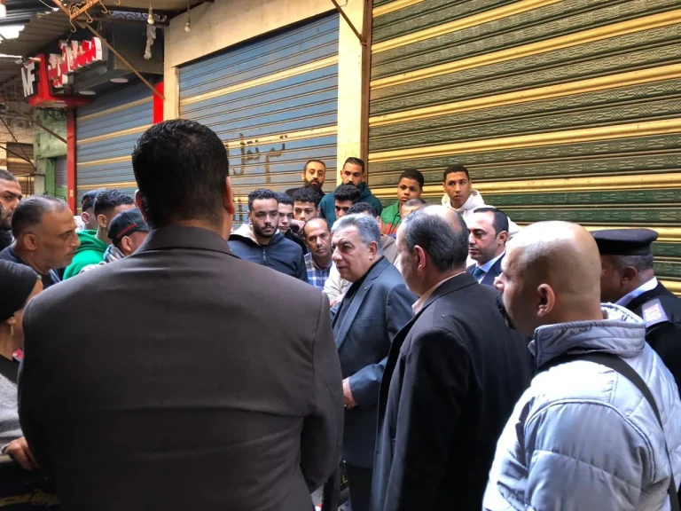 بالصور .. محافظ الدقهلية يتفقد موقع حريق سوق الخواجات لمتابعة تداعيات الحادث