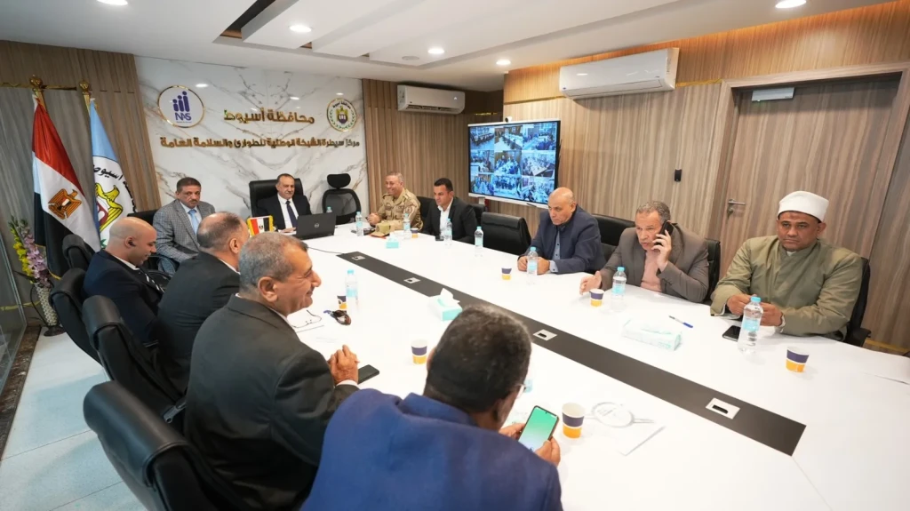 مدير تعليم أسيوط يشارك فى غرفة العمليات المركزية لمتابعة أعمال انتخابات مجلس النواب بالدائرة الثالثة