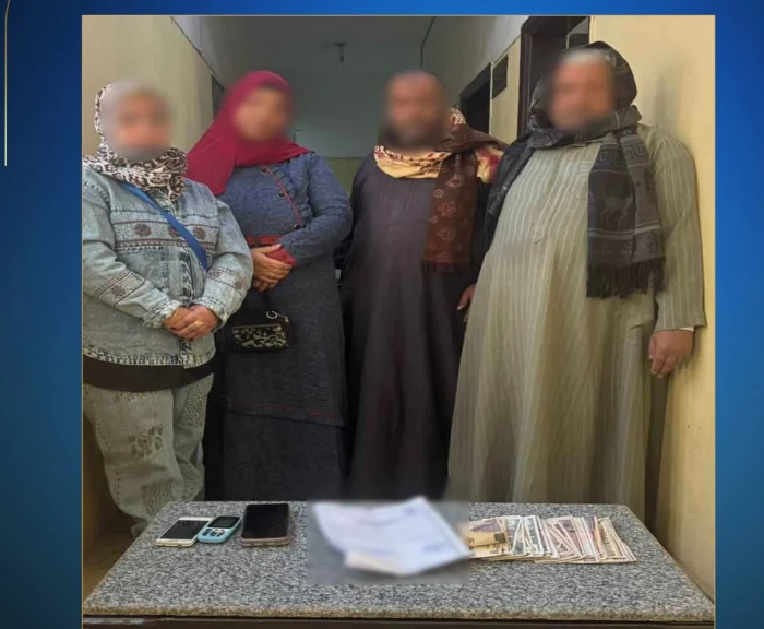 بالصور .. ضبط إحدى السيدات وبصحبتها 3 آخرين أمام إحدى اللجان الإنتخابية بطهطا فى سوهاج وبحوزتها مبالغ مالية تمهيداً لتوزيعها على الناخبين