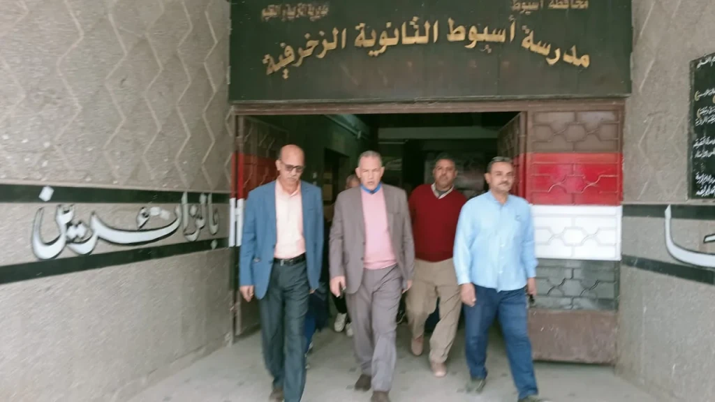وكيل وزارة التعليم بأسيوط يتفقد مدارس الميكانيكية والزخرفة والزراعية لمتابعة الوحدات الإنتاجية وتدوير الرواكد