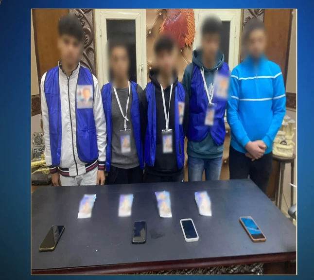 بالصور .. ضبط 5 أشخاص أمام دائرة إنتخابية بدمنهور وبحوزتهم عدد من كروت الدعاية الإنتخابية الخاصة بأحد المرشحين لتوزيعها على المواطنين