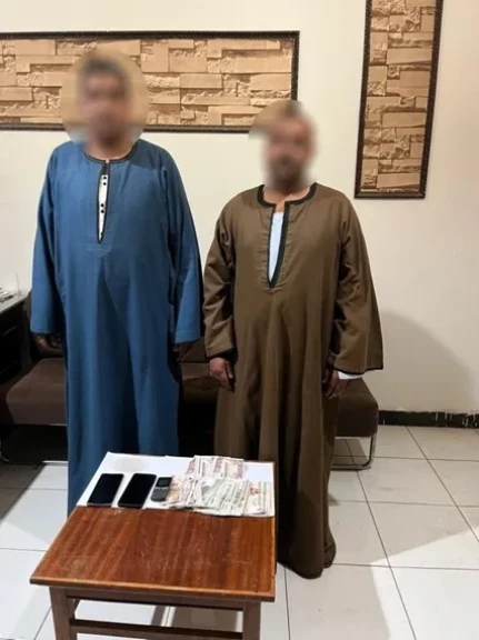 ضبط شخصين حال تواجدهما بمحيط إحدى الدوائر الإنتخابية بدائرة مركز شرطة أخميم وبحوزتهما مبالغ مالية تمهيداً لتوزيعها على المواطنين