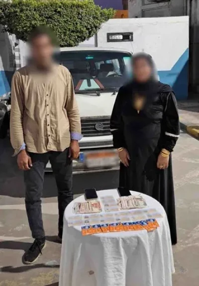 القبض على شخص وسيدة يقومان بتجميع صور لبطاقات الرقم القومى لعدد من المواطنين وتوزيع كوبونات سلع غذائية ومبالغ مالية عليهم  للتصويت لصالح أحد المرشحين بالبحيرة