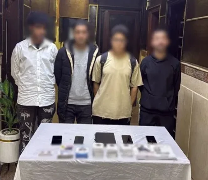 الأجهزة الأمنية تضبط عدة أشخاص لقيامهم بتجميع  المواطنين بأحد مخازن الخردة بأحد الشوارع المحيطة بإحدى الدوائر الإنتخابية بإمبابة