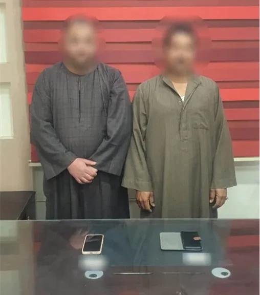 ضبط شخصين بأحد الشوارع المحيطة بلجنة إنتخابية بالفيوم لقيامهما بتوجيه المواطنين لحثهم على التصويت لصالح أحد المرشحين