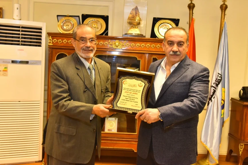 محافظ أسيوط يلتقي نقيب وأعضاء مجلس العلاج الطبيعي لمناقشة إنشاء كلية ومراكز جديدة