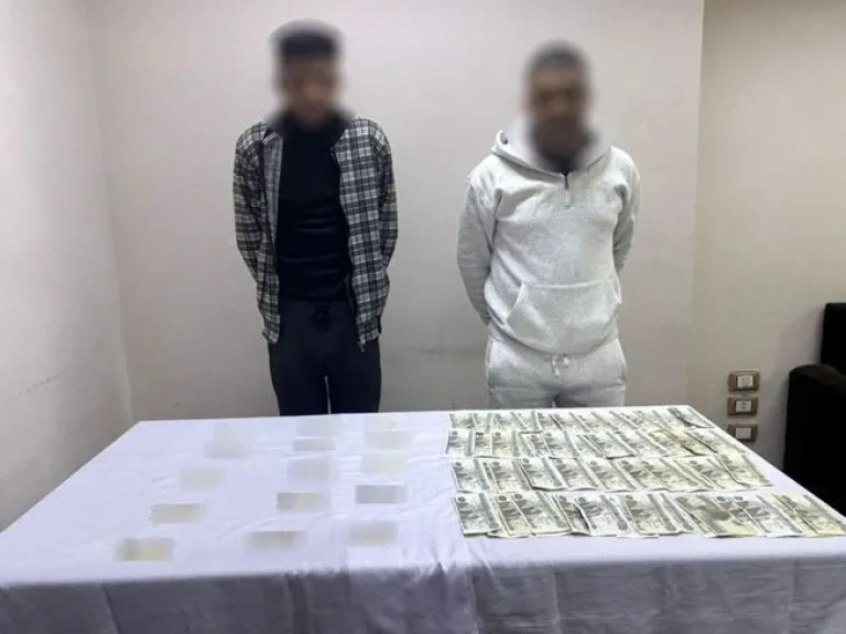 ضبط شخصين بأحد الشوارع المحيطة بلجنة إنتخابية بقنا لقيامهما بتجميع بطاقات الرقم القومى الخاصة بالمواطنين وتوزيع مبالغ مالية عليهم