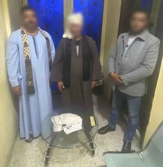 أجهزة الأمن تضبط 3 أشخاص لقيامهم بتوجيه الناخبين للتصويت لصالح مرشحان حال تواجدهم بأحد المقار الإنتخابية بطهطا فى سوهاج