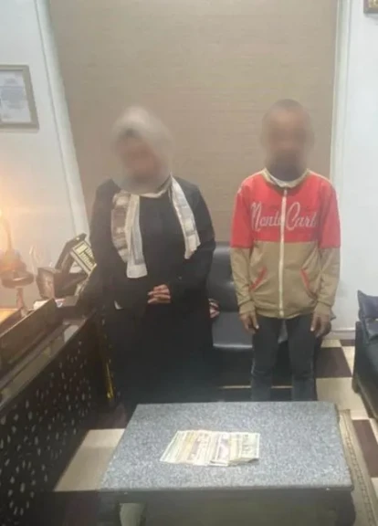 ضبط شخص وسيدة بأحد الشوارع المحيطة بلجنة إنتخابية بطهطا فى سوهاج وبحوزتهم مبالغ مالية تمهيداً لتوزيعها على الناخبين لصالح مرشح