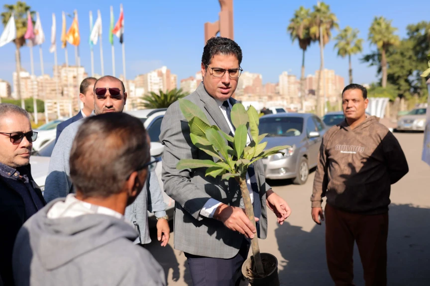 تنفيذًا لتوجيهات محافظ الدقهلية .. نائب المحافظ يشهد استلام الدفعة الثالثة من الأشجار ضمن مبادرة ”100 مليون شجرة” وتوزيعها