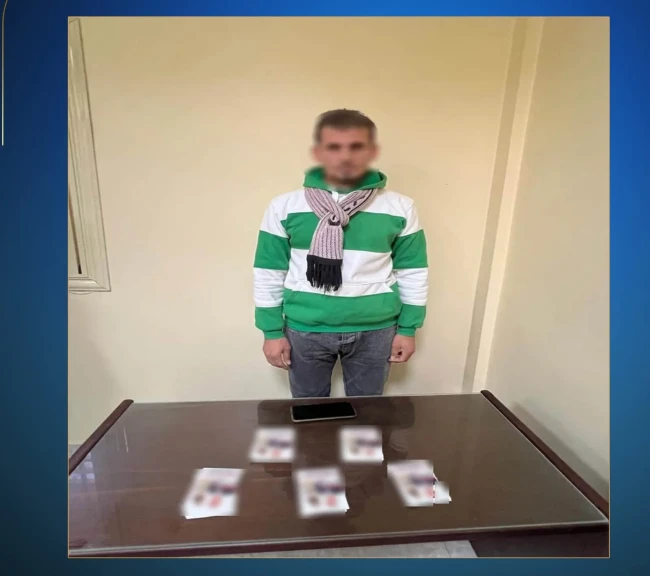 بالصورة .. ضبط شخص بمحيط دائرة إنتخابية وبحوزته كروت الدعاية الإنتخابية الخاصة بأحد المرشحين لتوزيعها على المواطنين