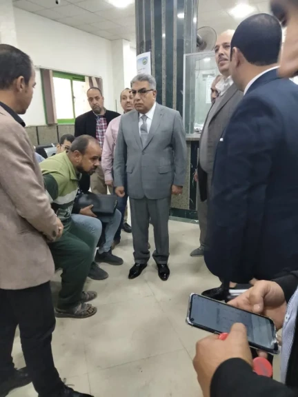 محافظ الدقهلية في جولة موسعة داخل مركز ومدينة ميت غمر شملت المرور على عدد من الإدارات الحيوية للوقوف على مستوى الأداء