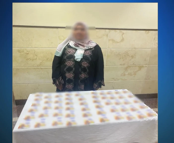 أجهزة الأمن تضبط إحدى السيدات بمحيط دائرة إنتخابية بالبحيرة وبحوزتها عدد من كروت الدعاية الإنتخابية الخاصة بأحد المرشحين لتوزيعها على المواطنين