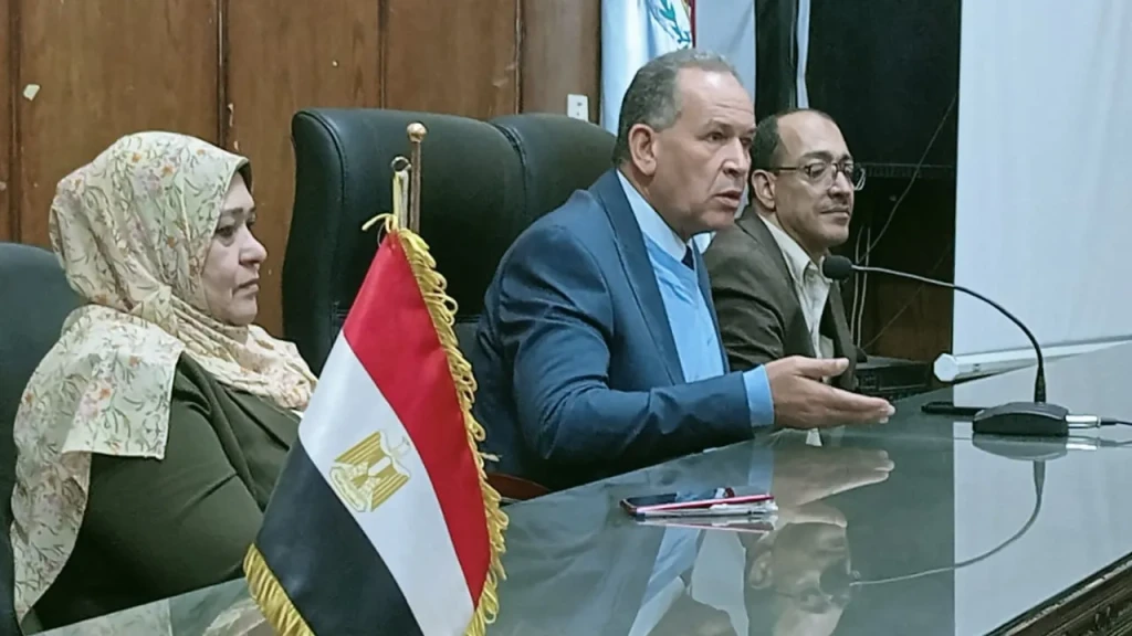 مدير تعليم أسيوط يجتمع مع مديرى الشؤون المالية بالادارات لمتابعة تنفيذ الكتب الدورية وتسريع وتيرة العمل