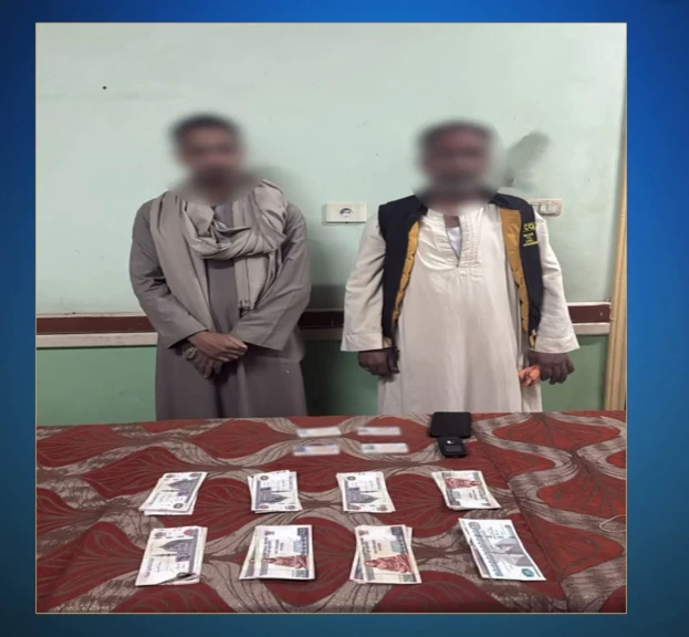 ضبط شخصين بمحيط دائرة إنتخابية بقنا وبحوزتهما عدد من البطاقات الشخصية لبعض المواطنين ومبالغ مالية تمهيداً لتوزيعها