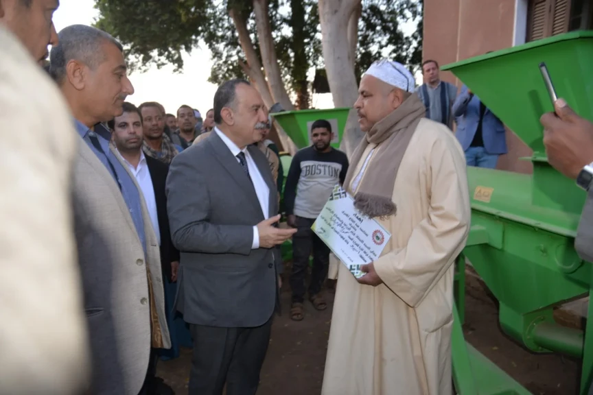 محافظ أسيوط يشهد تسليم 36 فراطة ذرة شامية للمزارعين ويؤكد دعم الدولة للفلاح وتنمية الزراعة