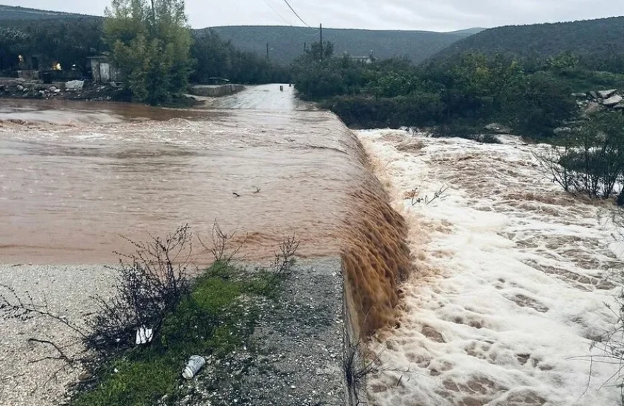 أمطار غزيرة تغرق الطرق باليونان