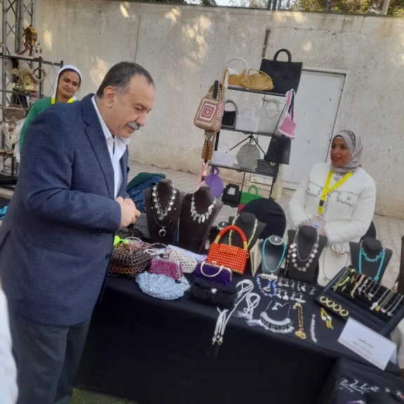 ضمن المبادرة الرئاسية مراكب النجاة محافظ أسيوط يتفقد معرض الحرف اليدوية المصرية بنادي الجزيرة ”فرصنا… حرفتك مركب نجاتك”