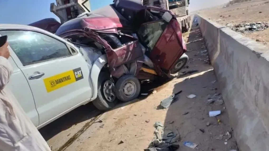 مصرع 3 شباب وإصابة 3 في حادث تصادم على طريق رأس الحكمة