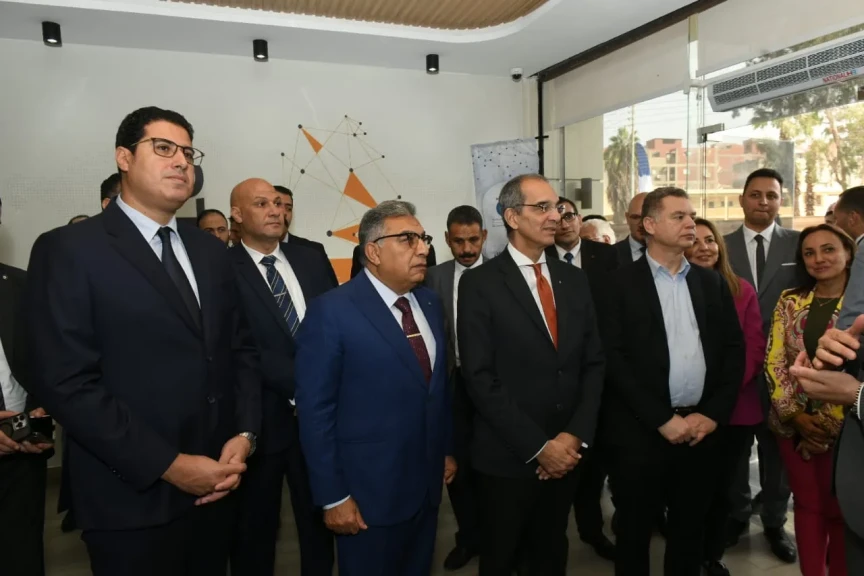 محافظ الدقهلية ووزير الاتصالات في زيارة تفقدية لشركة ”قمم” للتكنولوجيا والاستشارات الرقمية بالمنصورة