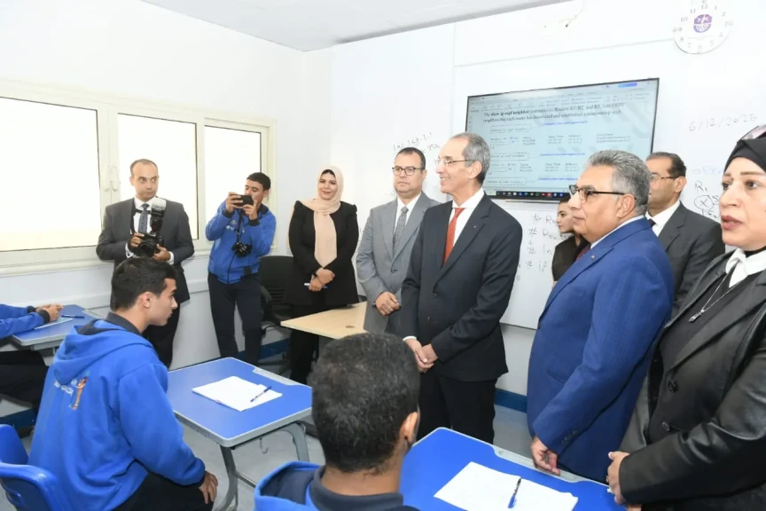 بالصور .. محافظ الدقهلية ووزير الاتصالات يتفقدان مدرسة ”WE” الرقمية بالمنصورة