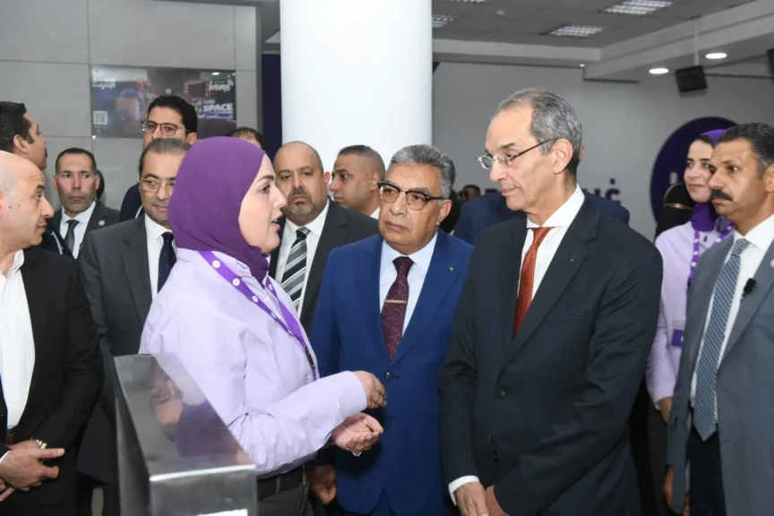 محافظ الدقهلية ووزير الاتصالات يتفقدان سير العمل في سنترال المنصورة