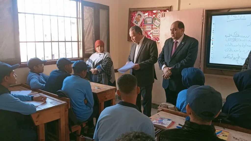 مدير تعليم أسيوط يتابع الانضباط المدرسى ب6 مدارس بمركز أبنوب ويشيد بمستوى الطلاب