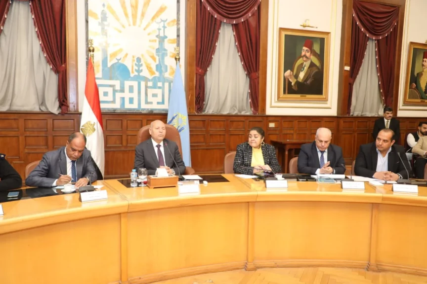 بالصور .. محافظ القاهرة يعقد اجتماعاً موسعًا  لمتابعة ملف التصالح على مخالفات البناء والمتغيرات المكانية والموجة ٢٦ لازالة التعديات وملف التقنين