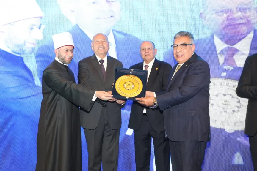 بالصور .. محافظ القاهرة يشهد  حفل توزيع جائزة محمد ربيع ناصر للبحث العلمي في دورتها الثامنة للباحثين والعلماء من جمهورية مصر العربية والدول العربية