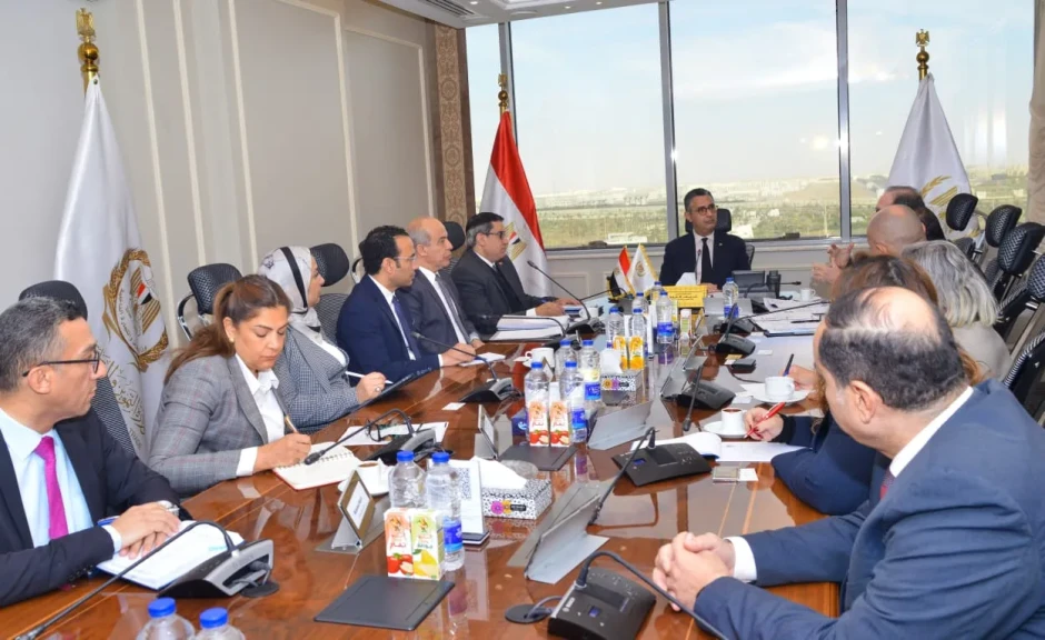 وزير التموين والتجارة الداخلية يبحث مع رئيس شركة بلومبرج جرين العالمية مقترحات التعاون في تطوير البنية التحتية لتخزين الحبوب