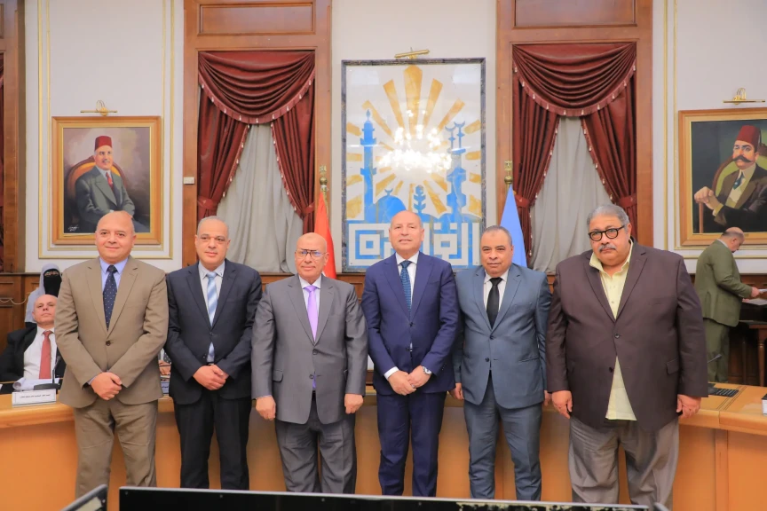 دكتور. أبراهيم صابر يكرم عدد من القيادات والعاملين بمحافظة القاهرة تقديرًا لاسهامهم فى حصول محافظ القاهرة على جائزة التميز الحكومي العربى كأفضل محافظ على مستوى الدول العربية