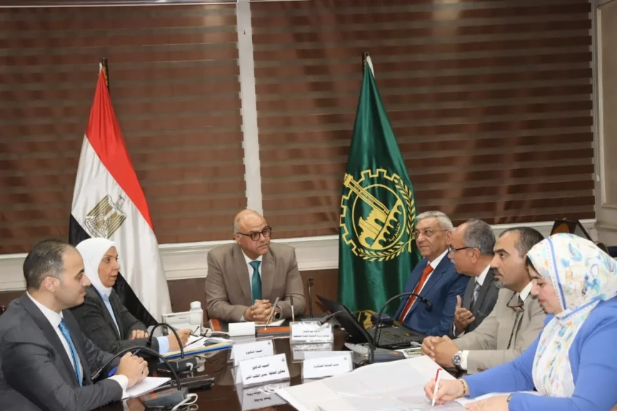 محافظ القليوبية يعقد اجتماعاً لمناقشة الانتهاء من إعداد المخطط التفصيلي لمنطقتي العكرشة الصناعية وأرض جمعية النصر بالخانكة