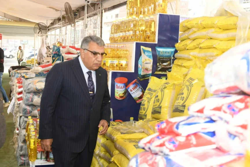 محافظ الدقهلية يتفقد المعرض الدائم للسلع الغذائية بالمنصورة ويوجه بتوفير المزيد من التخفيضات للمواطنين