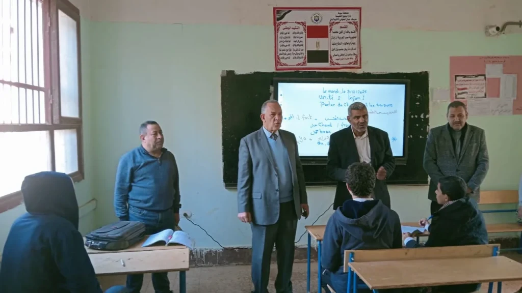 خلال تفقده 4 مدارس بأبوتيج .. مدير تعليم أسيوط يشارك طلاب الابتدائى ورشة عمل عن ذكاء اصطناعى ويكرم أخصائية تطوير